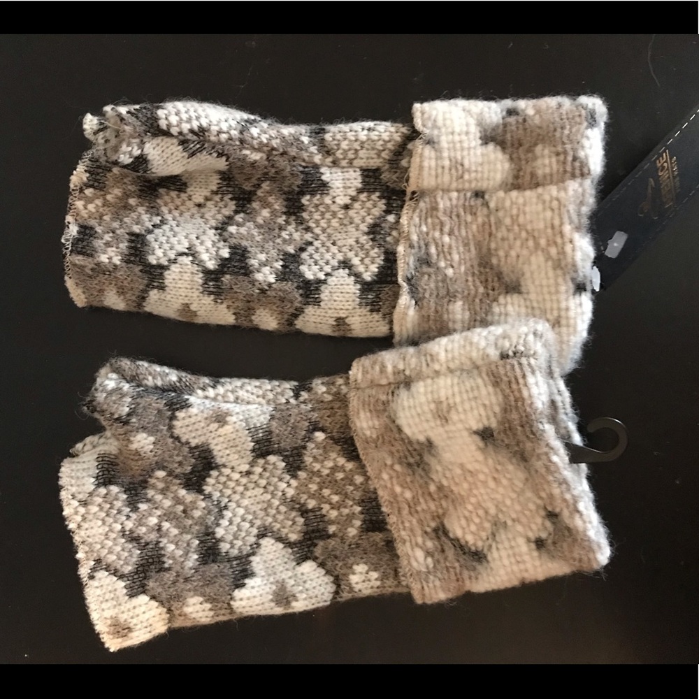 NWT fingerless flower knit gloves